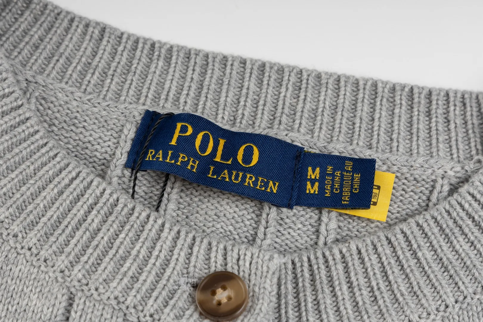 P230 #R93 RALPH LAUREN Ralph Lauren twelve colors classic small label embroidery logo seven-button knitted cable cardigan sweater women's top, high-density LOGO embroidery on the chest, original customization of tag accessories. Made of pure cotton yarn, pure cotton is skin-friendly and comfortable, small label war horse embroidered twist button cardigan sweater 🐎 high quality, follow the blogger to learn how to wear it! Let’s buy a Ralph Lauren cable sweater. It’s a super hard-to-find series after it became popular. It’s hard to find one on the official website. It’s simple and practical to wear, with a lazy and loose feel. The thickened fabric has more texture, feels soft and delicate, and has a loose fit. Whether worn alone or layered, you can wear different styles of fashion with just one piece!   Size: